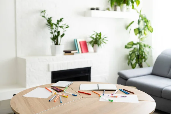 Mesa criativa estudante mock up com materiais de escritório coloridos, laptop e parede azul. De volta à escola. — Fotografia de Stock