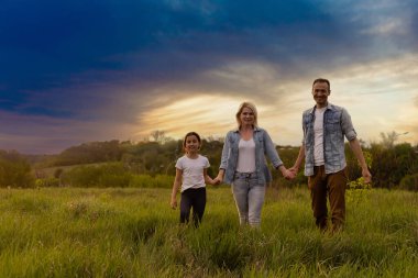 Aile bir tarlada yürüyor.