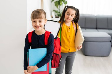 İki ilkokul öğrencisi, okula geri döndü..