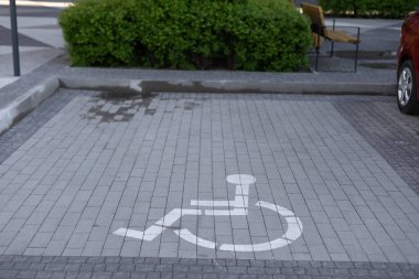 Engelli park levhası olan arabalar.