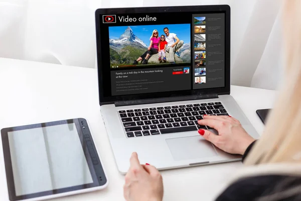 Mujer viendo videos en línea en el ordenador portátil — Foto de Stock