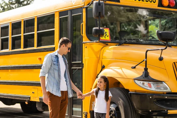 Feliz día de regreso a la escuela. Sonriente padre llevando al niño a la escuela primaria. — Foto de Stock