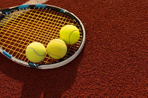 Pelota de tenis con raqueta en la raqueta en la pista de tenis — Foto de Stock
