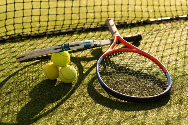 Vista de cerca de dos raquetas de tenis y pelotas en la pista de tenis. — Foto de Stock
