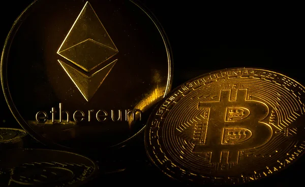 Bitcoin zlatá mince a rozostřené pozadí grafu. Koncept virtuální kryptoměny. — Stock fotografie