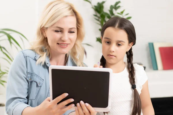 Websurf madre e figlia su internet con tablet — Foto Stock