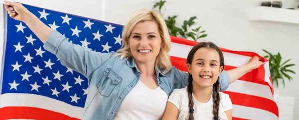 미국 국기를 달고 있는 어머니와 딸. — 스톡 사진