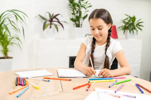 Graziosa pupilla working a suo scrivania. — Foto Stock