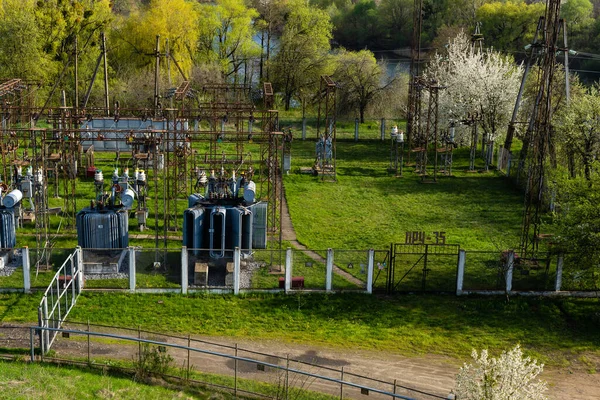 Schaltanlagen und Schalter in einem Kraftwerk mit Stahlkonstruktion — Stockfoto