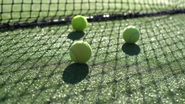 Bola de tênis na quadra de tênis — Vídeo de Stock