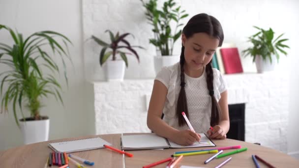 Educación y concepto escolar - niña estudiante sonriente — Vídeos de Stock