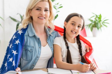 Genç kız öğretmeniyle İngilizce öğreniyor.