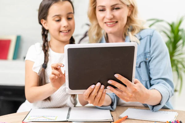 Moeder en dochter websurfen op internet met tablet — Stockfoto