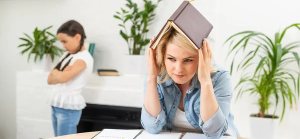 Moeder helpen haar dochter doen huiswerk — Stockfoto