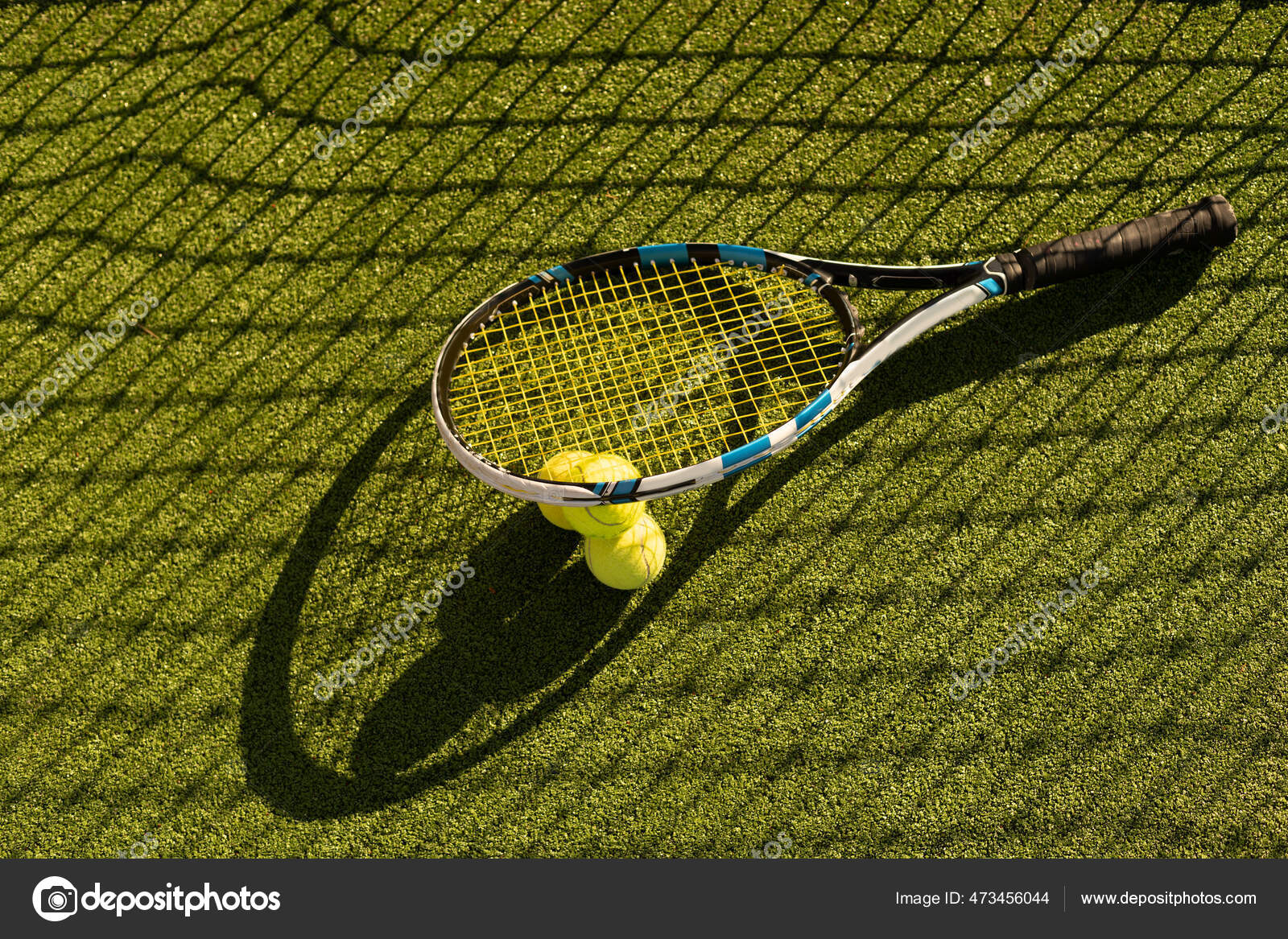 Jogo Do Tênis Bolas E Raquetes De Tênis Sobre Foto de Stock