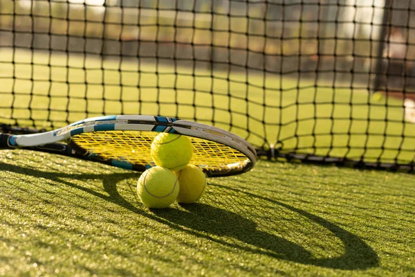 Detail dvou tenisových raket a míčků na tenisovém kurtu. — Stock fotografie