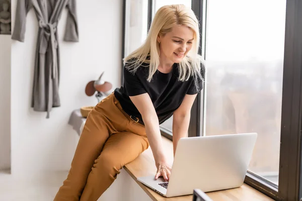 Hipster nő használja Laptop hatalmas Loft Studio. Diákkutatási folyamat munka. Fiatal üzletasszony dolgozik Kreatív Startup modern Office. Piaci részesedés elemzése, új stratégia — Stock Fotó