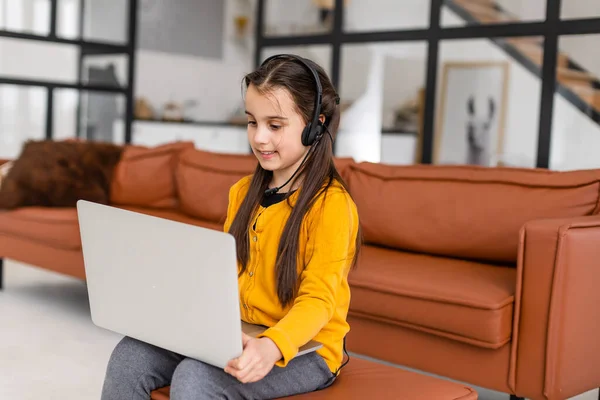 Kleines Mädchen mit digitalem Laptop-E-Learning-Konzept — Stockfoto