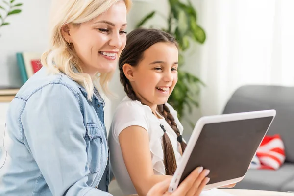 Madre e figlia utilizzando tablet digitale a casa — Foto Stock