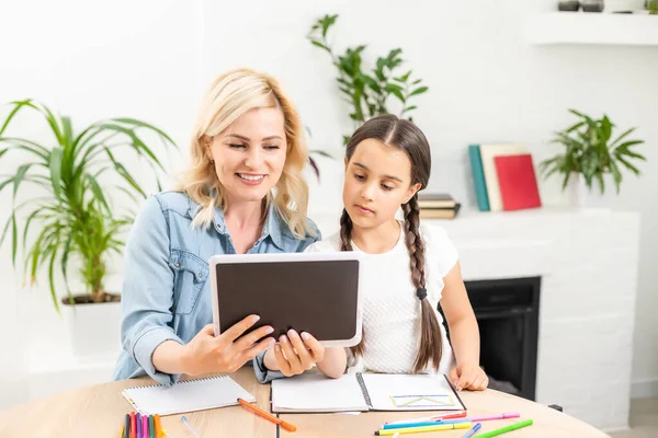 Anne ve kız internette tabletle sörf yapıyor. — Stok fotoğraf