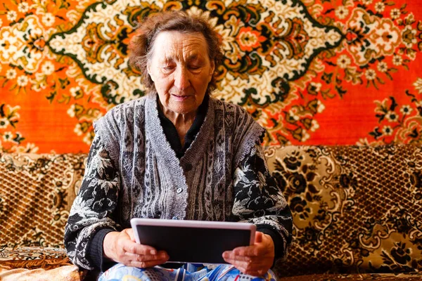 Старша жінка переглядає цифровий планшет — стокове фото