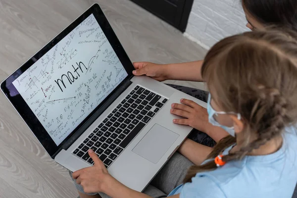 Szczęśliwy dwa małe dziecko dziewczynka nauka, nauka online i pracy na laptopie z maską twarzy — Zdjęcie stockowe