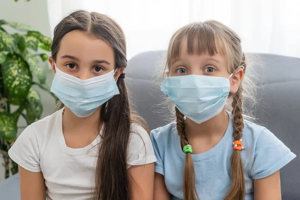 Dos niñas con mascarilla estéril. Epidemia pandémica coronavirus 2019-ncov sars covid-19 influenza virus concepto. — Foto de Stock
