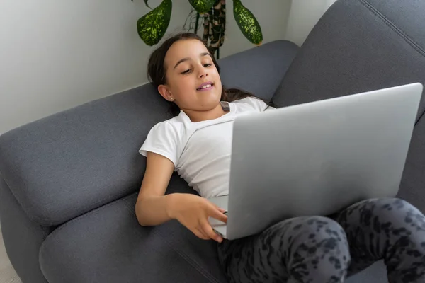 Een klein meisje studeert online. Quarantaine. Online. — Stockfoto