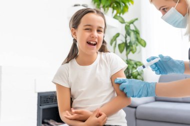 Doktor çocuk aşısı yapıyor.