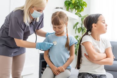 Doktordaki küçük kız - pediatrik kontrol