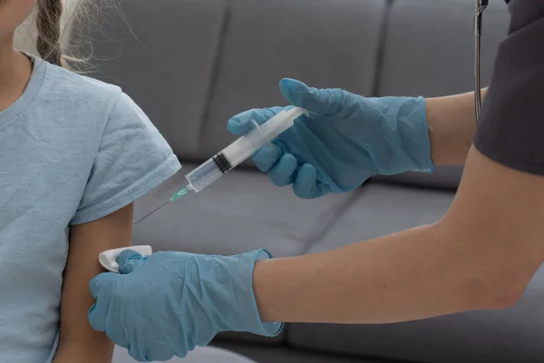 Petite fille se faisant vacciner par un pédiatre au cabinet médical — Photo