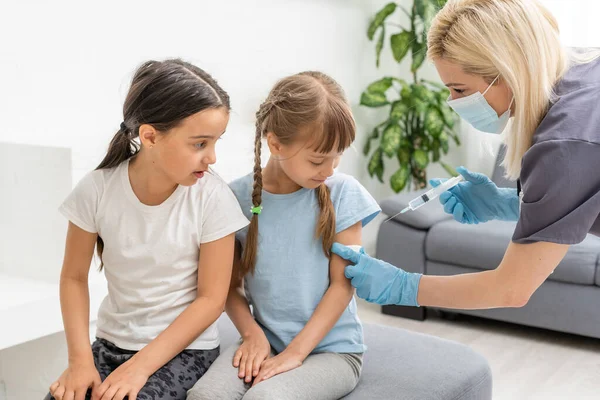 Doktor çocuk aşısı yapıyor.