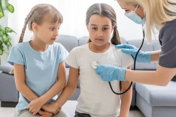 Kobieta pediatra lekarz komunikuje się z małą dziewczynką — Zdjęcie stockowe