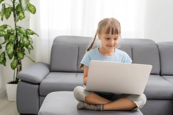 Foto in voller Größe von erstaunt Kind sitzen gefaltet gekreuzten Beinen arbeiten Computer erhalten Social-Media-Benachrichtigung — Stockfoto