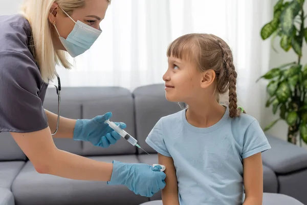 Meisje krijgt vaccinatie van kinderarts op kantoor — Stockfoto