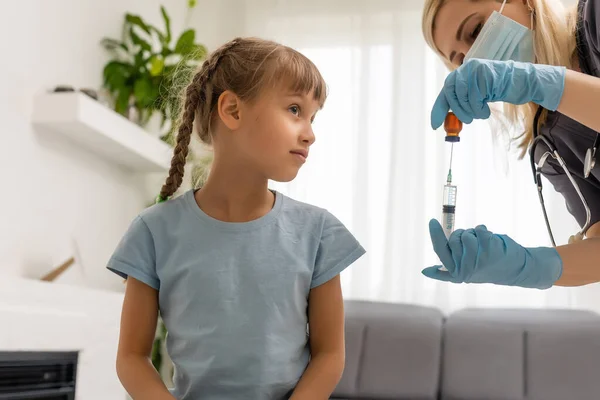 Verpleegkundige die vaccinatie toedient aan kleine meisjespatiënt — Stockfoto