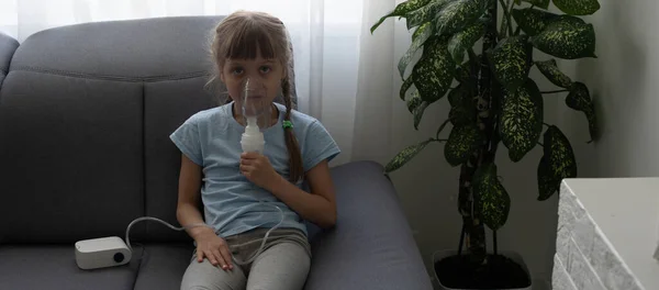 Menina fazendo inalação com nebulizador em casa. inalador de asma infantil inalação nebulizador vapor conceito tosse doente. — Fotografia de Stock