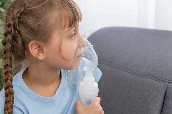 Menina fazendo inalação com nebulizador em casa. inalador de asma infantil inalação nebulizador vapor conceito tosse doente. — Fotografia de Stock