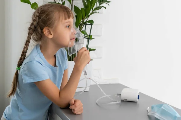Bambina che fa l'inalazione con il nebulizzatore a casa. bambino asma inalatore inalazione nebulizzatore vapore malata tosse concetto. — Foto Stock