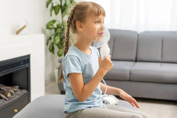 Petite fille faisant inhalation avec nébuliseur à la maison. enfant asthme inhalateur inhalation nébuliseur vapeur mal toux concept. — Photo