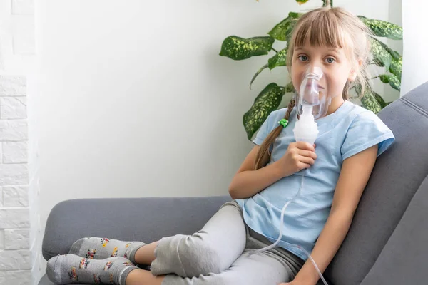 Niña haciendo inhalación con nebulizador en casa. inhalador de asma infantil inhalación nebulizador vapor concepto de tos enferma. — Foto de Stock