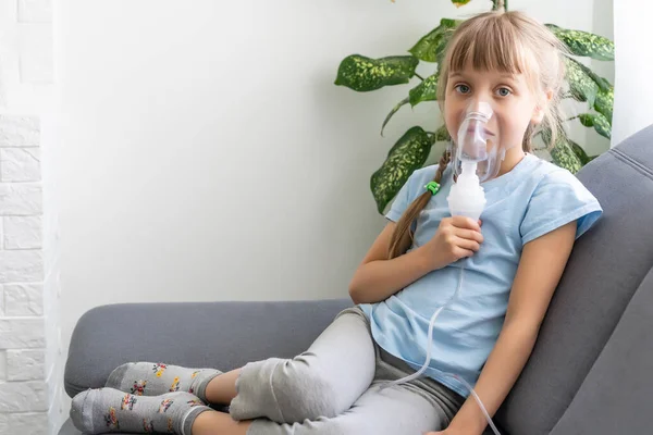 Petite fille faisant inhalation avec nébuliseur à la maison. enfant asthme inhalateur inhalation nébuliseur vapeur mal toux concept. — Photo