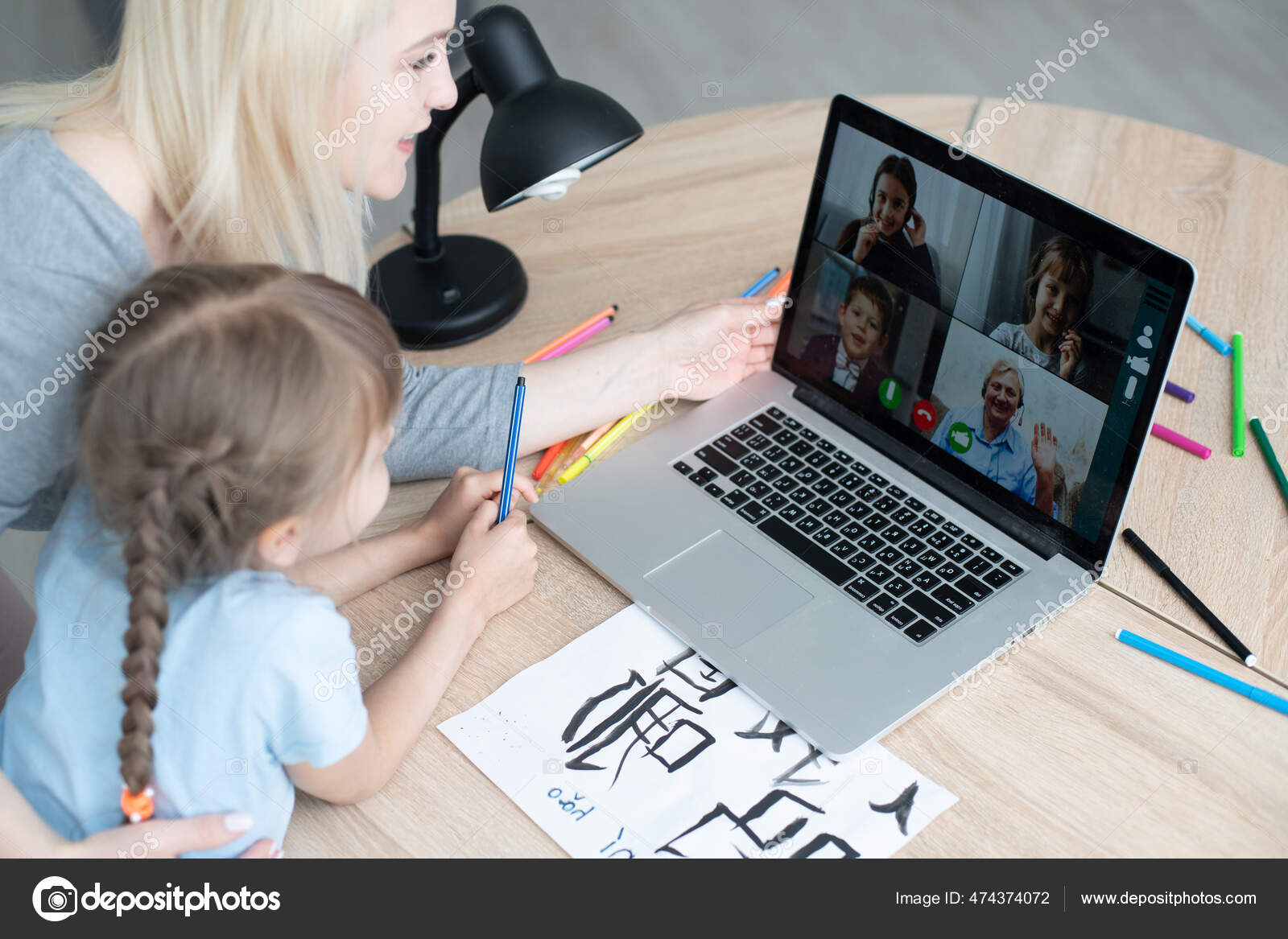Elearning de laptop e família sênior com criança para educação on