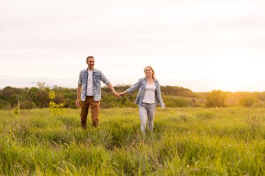 Aile bir tarlada yürüyor.