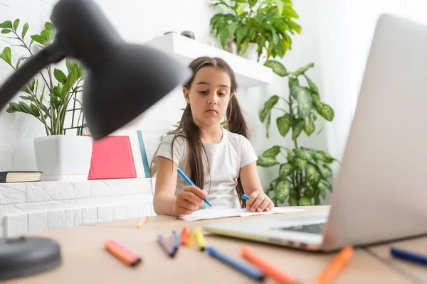 Dizüstü bilgisayara bakan çocuk, bilgisayarlı çocuk, küçük kız ve not defteri, matematik formülü, okul eğitimi — Stok fotoğraf