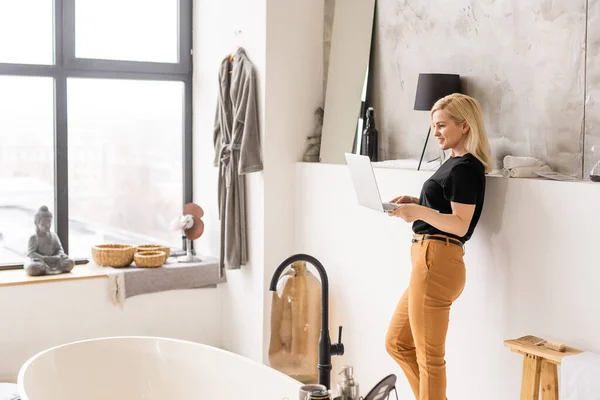 Jovem mulher bonita usando um computador portátil em casa — Fotografia de Stock