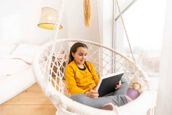 Menina usando tablet computador em casa — Fotografia de Stock