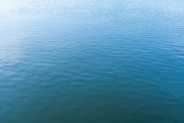 Superficie del agua, fondo del río, fondo azul — Foto de Stock