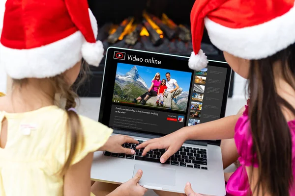 Niña viendo videos de viajes en línea. Niño viendo un video sobre el viaje con su familia — Foto de Stock