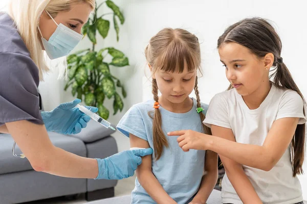Verpleegkundige die vaccinatie toedient aan kleine meisjespatiënt — Stockfoto